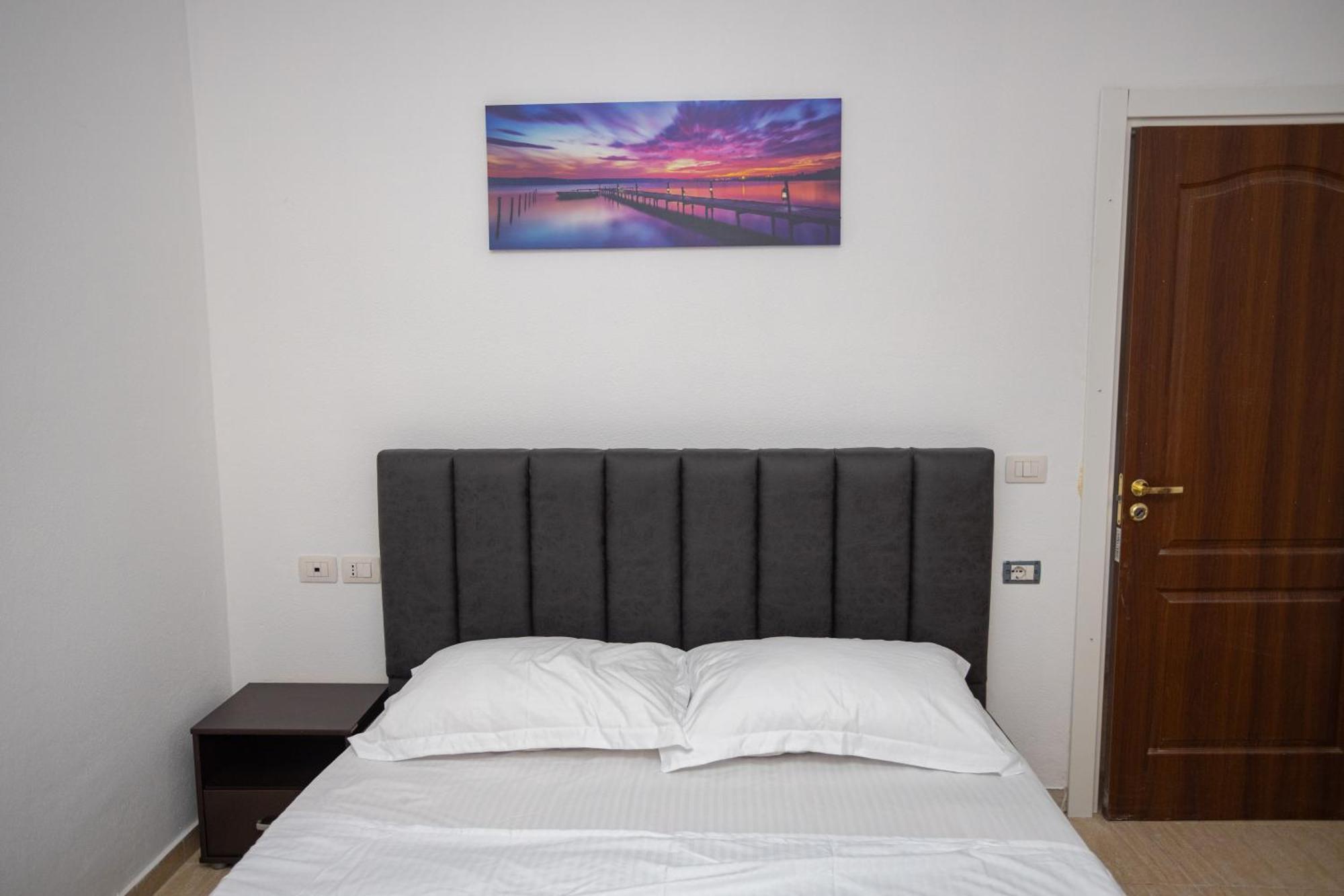 Emigres Apartments Vlorë Esterno foto